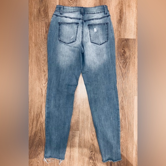 Maurices Woman’s Denim High Rise Distressed Skinny Jeans Size Medium - Picture 8 of 9